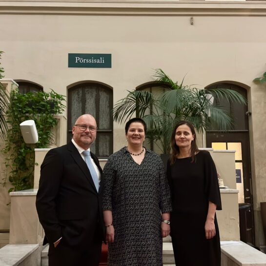 SKYn hallituksen uudet jäsenet Janne Virtanen, Tatja Karvonen ja Sanna Gango Pörssitalossa.