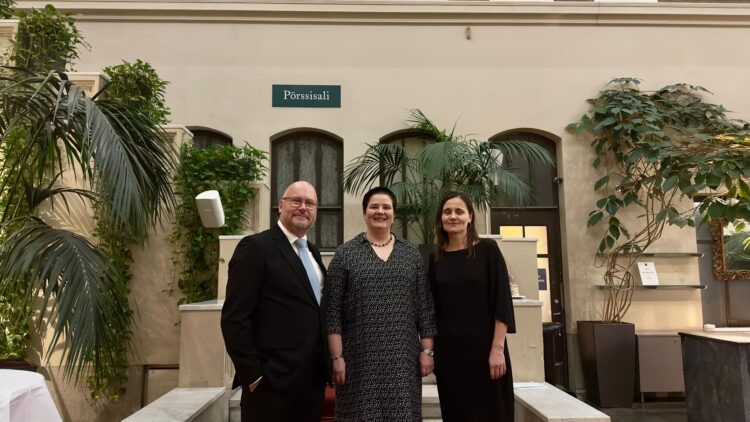 SKYn hallituksen uudet jäsenet Janne Virtanen, Tatja Karvonen ja Sanna Gango Pörssitalossa.