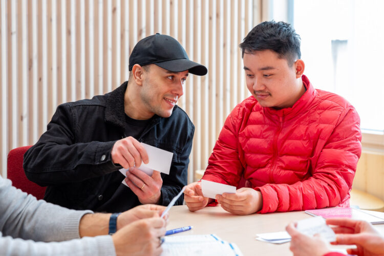 Kansanopiston maahanmuuttajaopsikelijat kielikoulutuksen tunnilla.