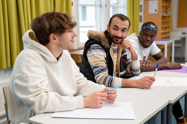 Kanneljärven Opiston maahanmuuttajaopiskelijat.